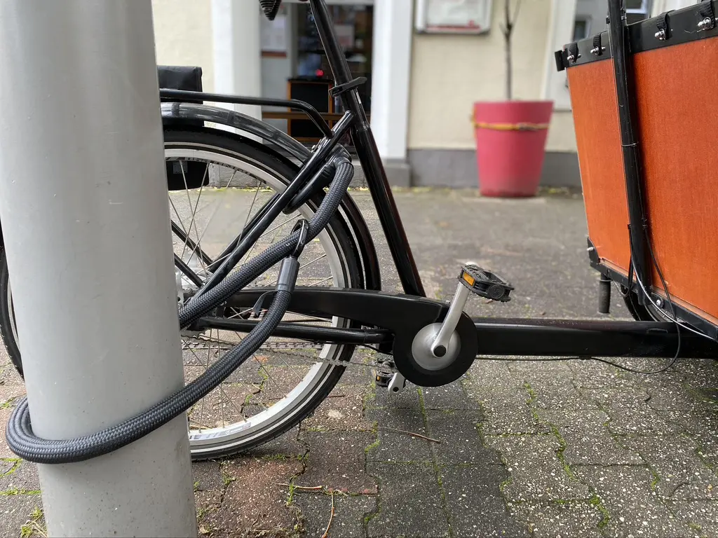 tex–lock mate im Test von ebike-news.de sichert Lastenrad am Pfahl