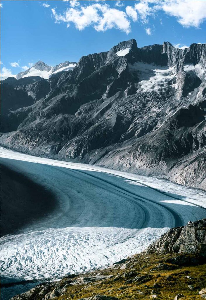 Ökosystem Gletscher und Berge mit schneebedeckten Gipfelspitzen und Gletscher davor