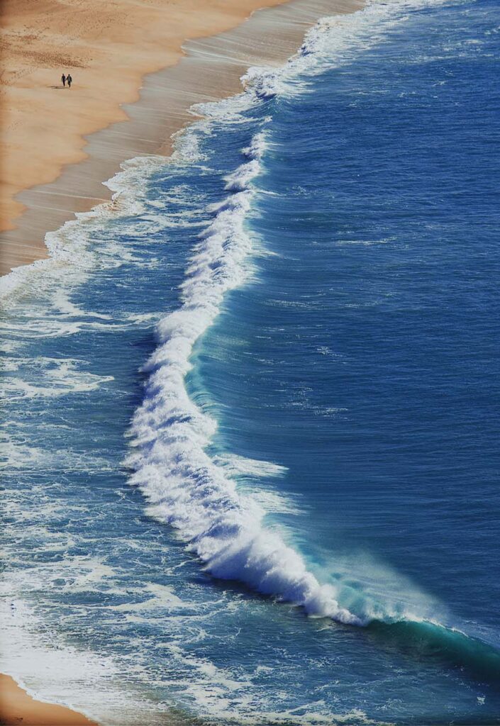 Ökosystem Meer mit Blick von oben auf Wellen am Strand