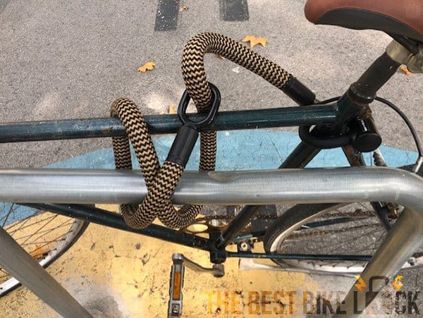 tex–lock eyelet 2.0 im Test bei thebestbikelock.com sichert Fahrrad  an Fahrradständer