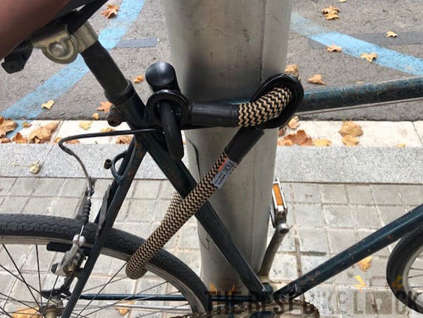 tex–lock eyelet im Test bei thebestbikelock.com sichert Fahrrad am Laternenpfahl angeschlossen