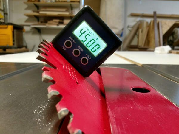 level showing 45 degrees on the table saw